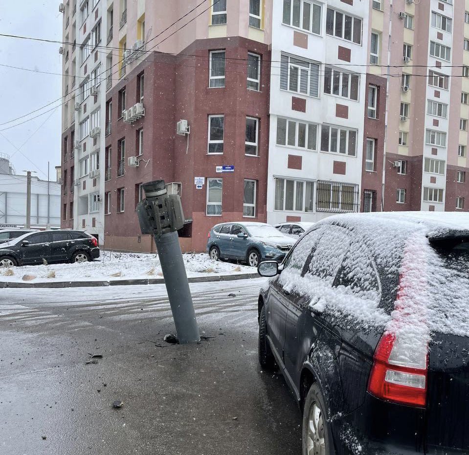 topdusavoir's tweet photo. Missile Russe qui n’a pas explosé à Kharkov en Ukraine 🇺🇦 https://t.co/Os8F2M4ELf