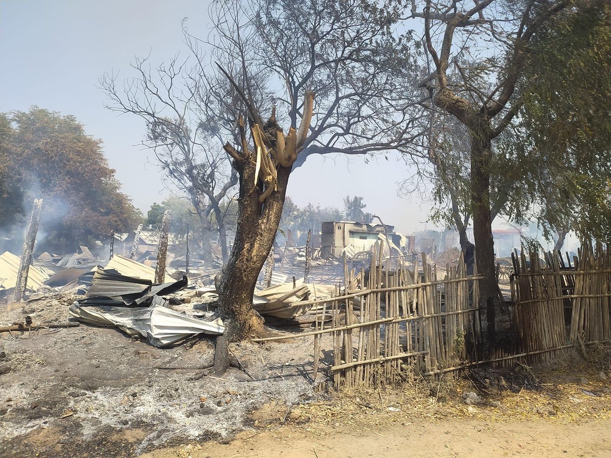 ZinMarAungNUG's tweet photo. Today - Sagaine Region, Shwebo Township , Na-Ma-Sayar’s villages and civilians properties are burnt  down by the SAC junta in Myanmar. #WhatsHappeninglnMyanmar #Sagaing 
စစ်ကိုင်းတိုင်း ရွှေဘိုမြို့နယ် နှမစားရာစ်ကျေးရွာ🙏🙏🙏 https://t.co/VqIneFsv3V