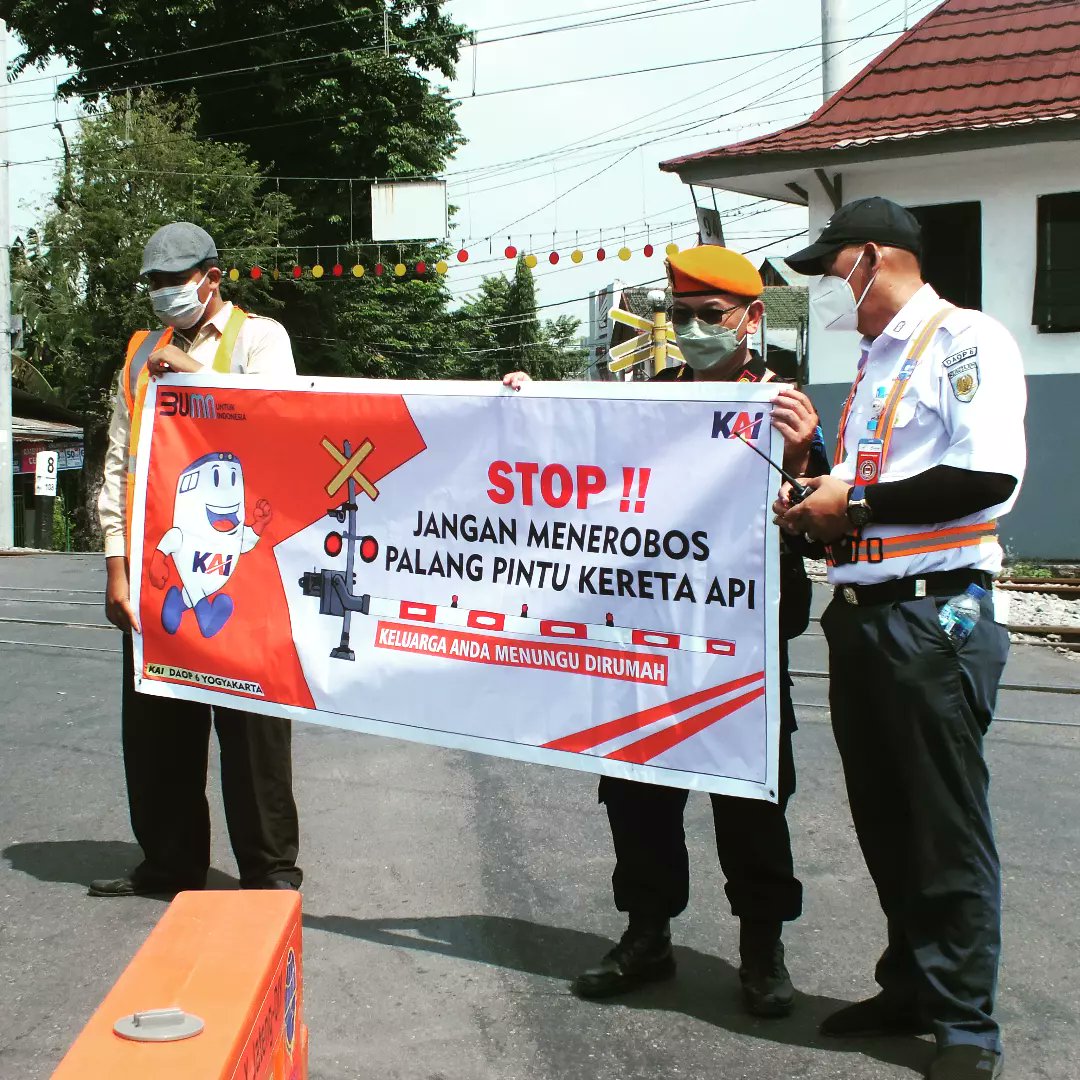 Kamis 24 Februari 2022, PT KAI Daop 6 Yogyakarta beserta rekan-rekan Semboyan Satoe Community mengadakan Sosialisasi Keselamatan Perlintasan Sebidang di PJL 94 Pasar Nongko Barat Stasiun Solo Balapan.