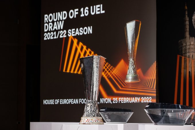 UEFA Avrupa Ligi kupası kura çekimi öncesi sergilenirken