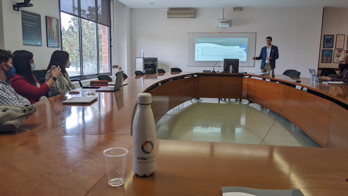 DignaCouso's tweet photo. Quin gust estar avui a la presentació de tesi del @miquel_pt, estudiant exemplar amb el que la @conxita_marquez i jo hem tingut el plaer de fer camí, aprofundint en com són els #projectesSTEM que es fan als nostres INS. Tribunal Javier Perales @victorlopezsbd i @MartaRomeroAri1 https://t.co/eb5KyoY32E
