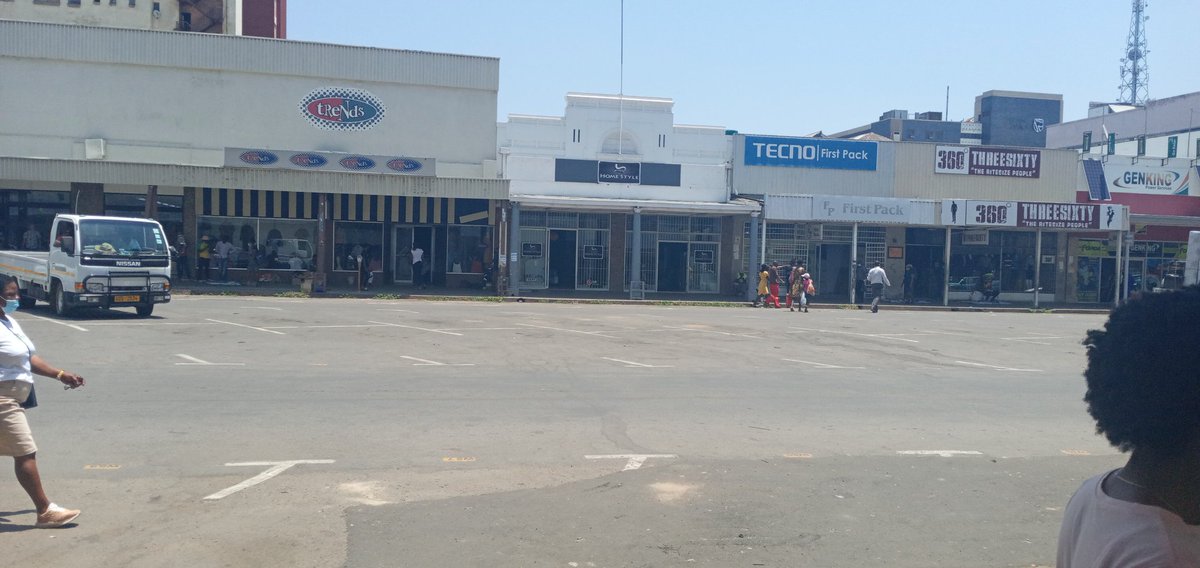 AndileAceNdlov1's tweet photo. #Angikaze Mbone iparking space enengi kangaka ngeFriday emini....Bulawayo omuhle kindly post your comment on your opinion of this New parking System introduced.. https://t.co/qQWFjuSCfE