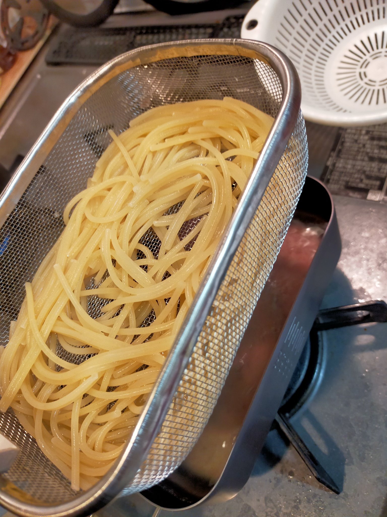 Muraosa ラージメスティンをもっと使いやすく100均の道具でdiy 水切りザルで湯切り Amp 油切り器 これで揚げ物もパスタも一つのメスティンでできる しかも 簡単に作れるから壊れても気にならない Daisoのメスティン用網とクリッパーもつければ煮 蒸