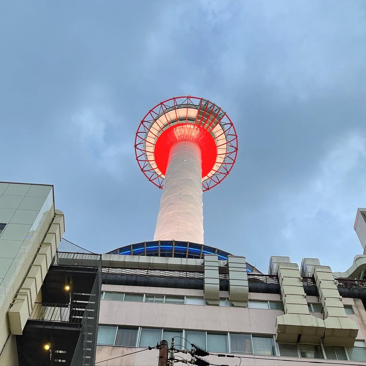 nyadleeh's tweet photo. 黄昏時の #京都タワー
#tower #landscape #scenery #town #kyoto #twilightview
https://t.co/TgxMMbT3Cu https://t.co/O3R8YoYWrn