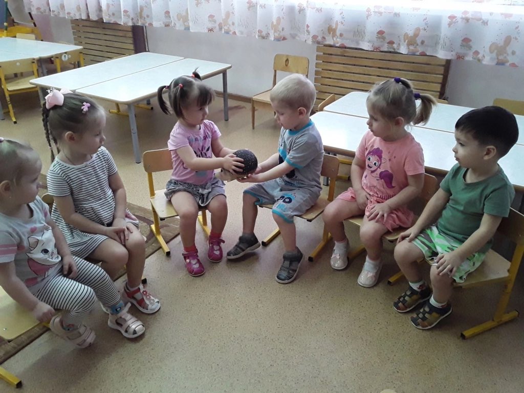SDou39's tweet photo. #Изобразительнаядеятельность
Педагог Панкратова Т.В с детьми второй младшей  группы  №1 СП «Детский сад №39» ГБОУ СОШ №21 г. Сызрани провела экспериментирование с материалами и веществами,а также познакомила воспитанников с нетрадиционной техникой рисования пластиковой вилкой. https://t.co/Am9paDagk0