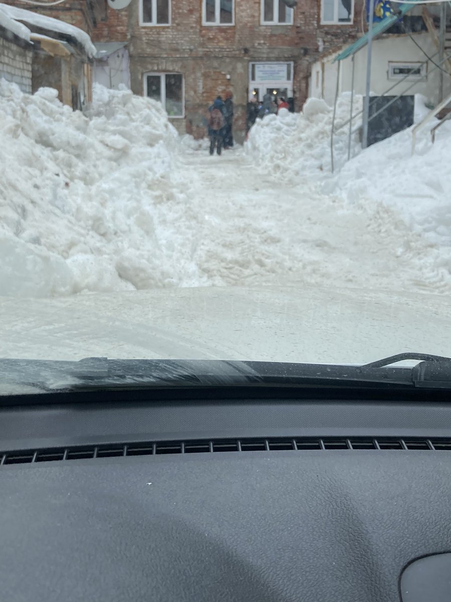 Благодарю <a href="/ragimov063/">Анатолий Рагимов</a>  и я<a href="/AdmSamRna/">Администрация Самарского внутригородского района</a> за помощь в расчистке прохода к Гуманитарному центру. 26-27 центр работает с 10.00 до 18.00 на сбор помощи беженцам. Списки что нужно у нас есть. Будем отбирать то, что необходимо, остальное в деревни отправим.