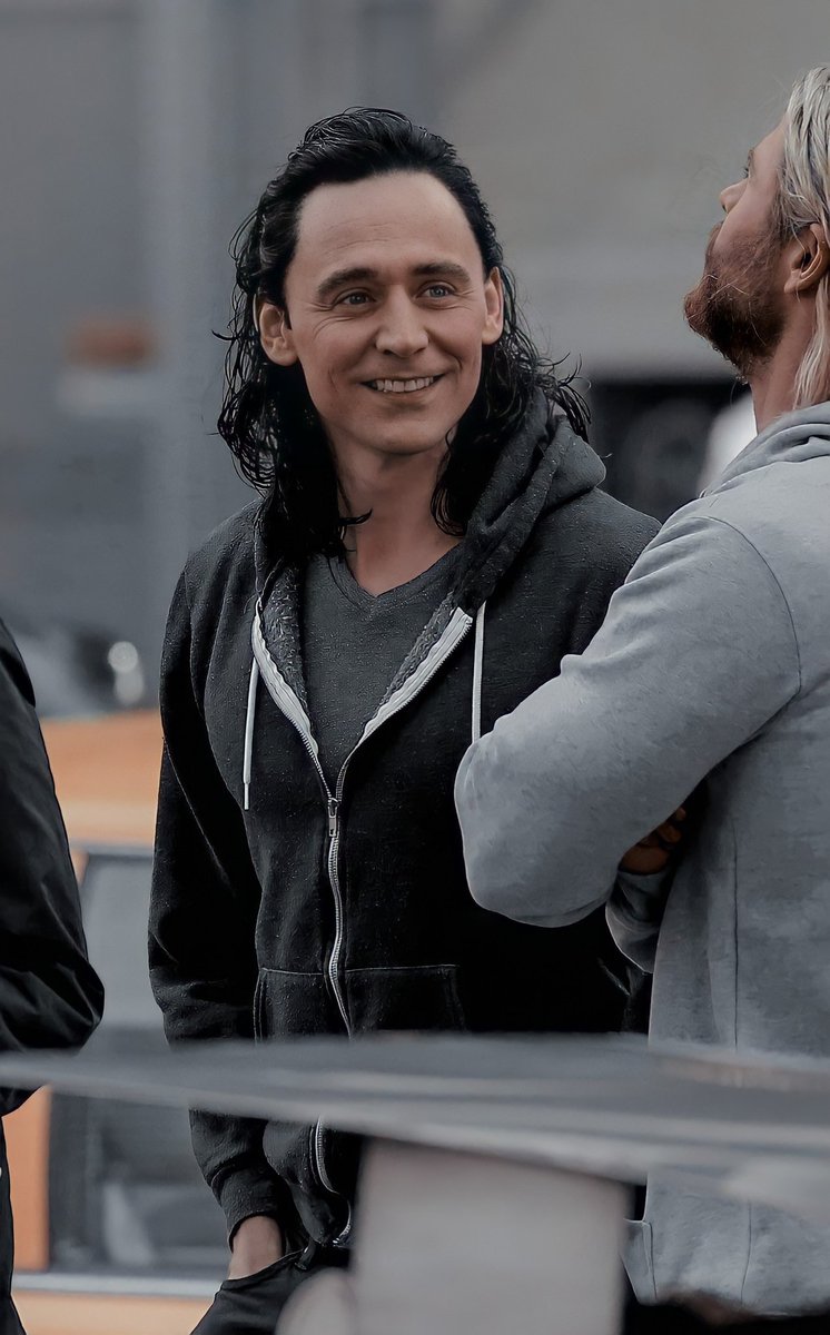 A smile to help brighten up this world that now seems so much darker 🥺

#Loki