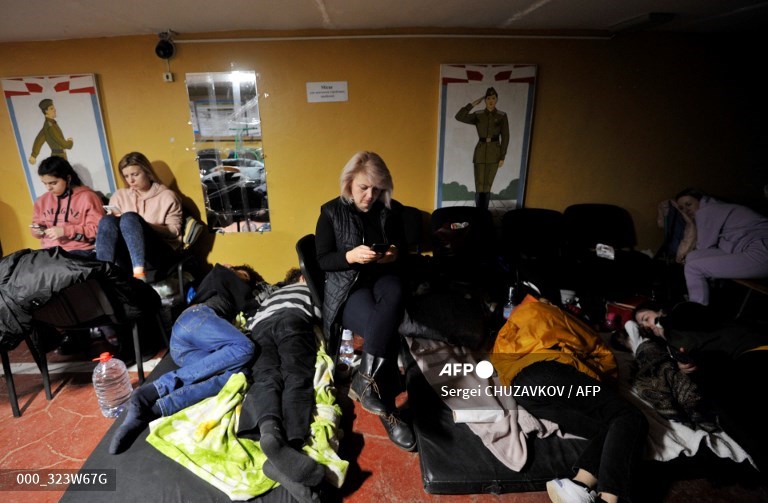 AFPphoto's tweet photo. @ArisMessinis @lealolivas @TomCOEX @fong_fifi #Ukraine - People hide in a bomb shelter in Kyiv in the early hours of February 25.
📸 Sergei Chuzavkov #AFP https://t.co/dTTnSp7P6x