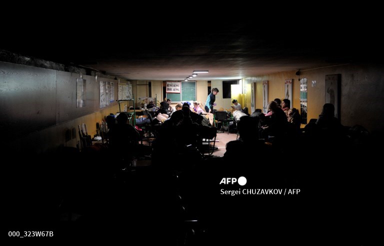 AFPphoto's tweet photo. @ArisMessinis @lealolivas @TomCOEX @fong_fifi #Ukraine - People hide in a bomb shelter in Kyiv in the early hours of February 25.
📸 Sergei Chuzavkov #AFP https://t.co/dTTnSp7P6x