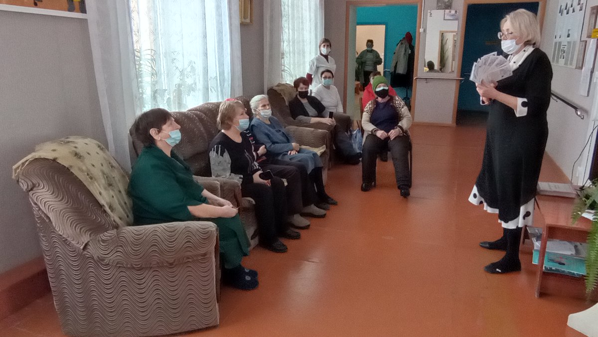 Сегодня в «КЦСО  «Гармония» в р.п. Павловка» в отделение по работе с гражданами старшего поколения и инвалидов,  специалист по  социальной работе О.Рачкова провела беседу и раздала буклеты по темам  кибербезопасности: «Безопасный интернет» и «У кибербезопасности нет возраста».