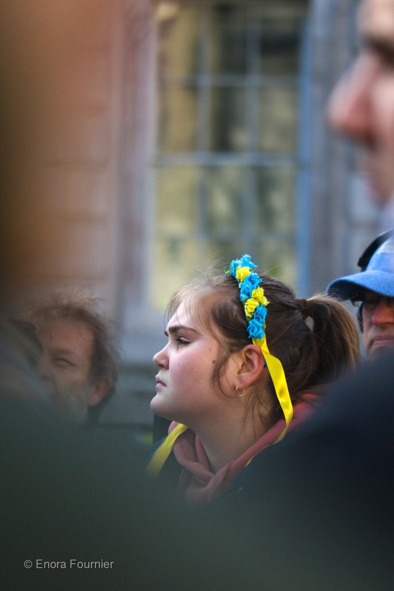 EnoraFournier's tweet photo. Thread - #London - 24/02/22 Quelques photos de la manifestation en soutien au peuple d’#Ukraine . Ils étaient européens, urkainiens, géorgiens, russes, biélorusses. Toutes les générations étaient présentes mais ce qui m’a marqué c’est le nombre de jeunes ukrainiens #UkraineRussia https://t.co/b6UaasHcQW
