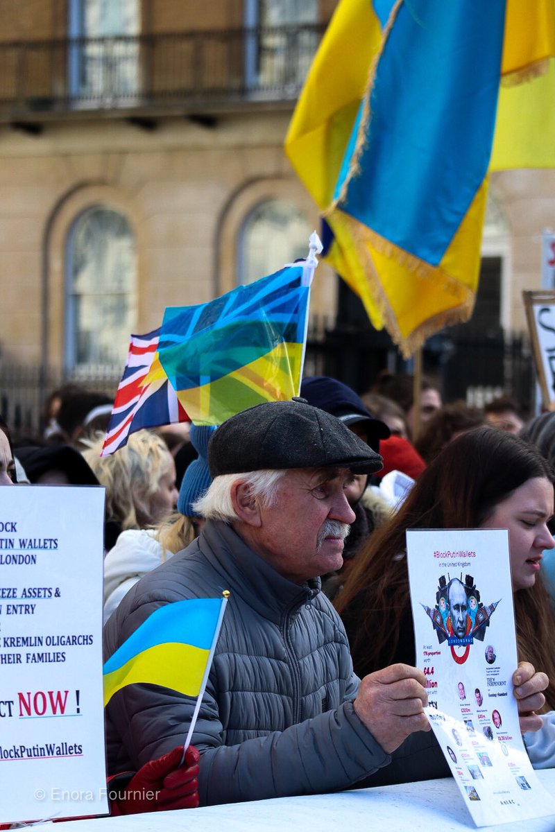 EnoraFournier's tweet photo. Thread - #London - 24/02/22 Quelques photos de la manifestation en soutien au peuple d’#Ukraine . Ils étaient européens, urkainiens, géorgiens, russes, biélorusses. Toutes les générations étaient présentes mais ce qui m’a marqué c’est le nombre de jeunes ukrainiens #UkraineRussia https://t.co/b6UaasHcQW