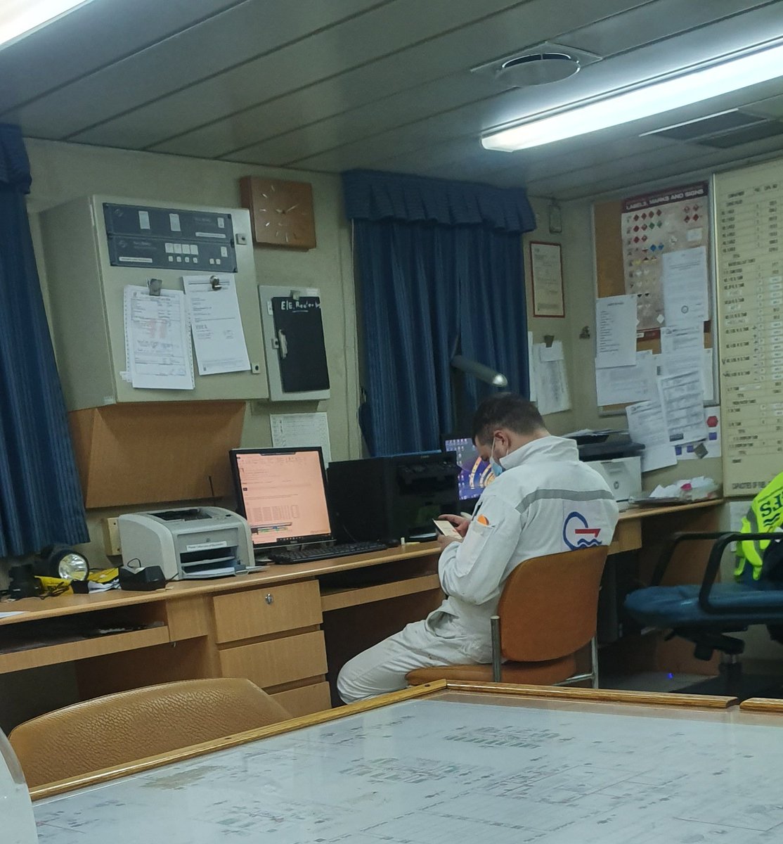 احد الاصدقاء الاوكران يبكي وهو يتابع مايحدث لبلده ،   
بعيد عن رأيي الشخصي فيما يحدث .
إلا ان منظره...