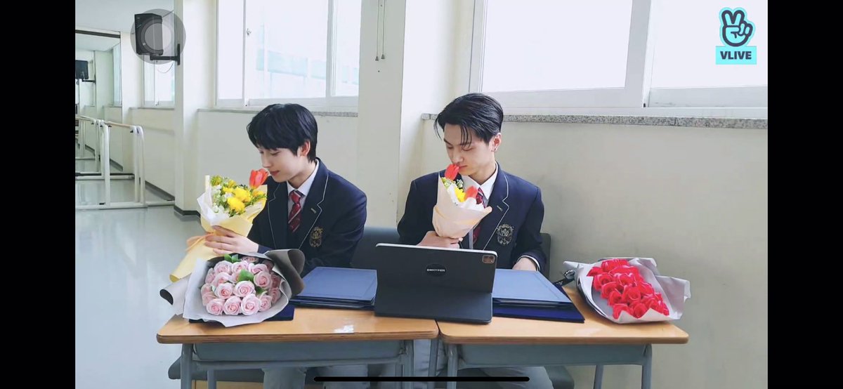 jaywonie07's tweet photo. CONGRATS SUNJAY!!! LOVE U BOTH!!❤️
#sunjaygraduationday #ENHYPEN #ENHYPEN_JAY #ENHYPEN_SUNOO https://t.co/vqSTShi0jA