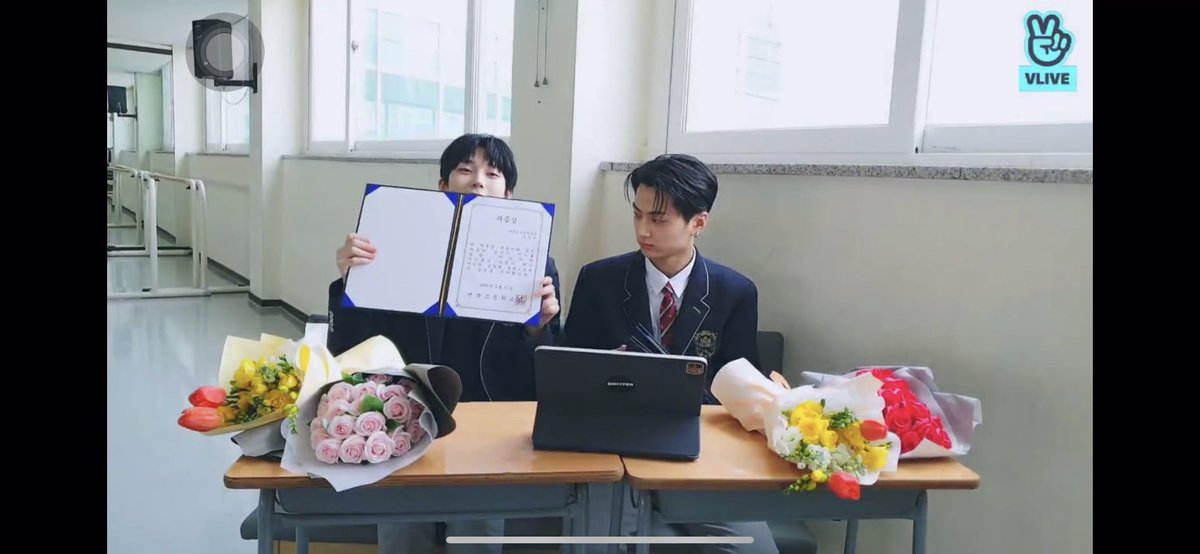jaywonie07's tweet photo. CONGRATS SUNJAY!!! LOVE U BOTH!!❤️
#sunjaygraduationday #ENHYPEN #ENHYPEN_JAY #ENHYPEN_SUNOO https://t.co/vqSTShi0jA