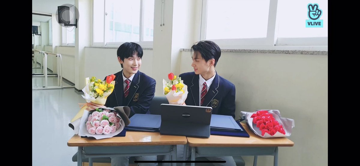 jaywonie07's tweet photo. CONGRATS SUNJAY!!! LOVE U BOTH!!❤️
#sunjaygraduationday #ENHYPEN #ENHYPEN_JAY #ENHYPEN_SUNOO https://t.co/vqSTShi0jA