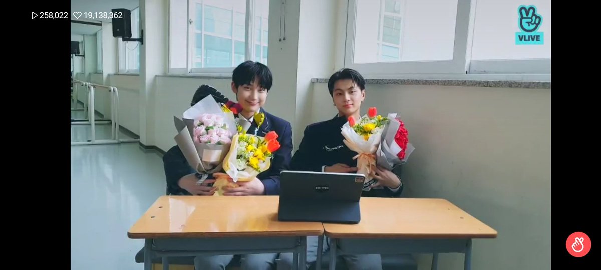 alynkwon's tweet photo. Congrats sunjay🤍🤍🤍

#sunjaygraduationday https://t.co/I3Ups8eYAl