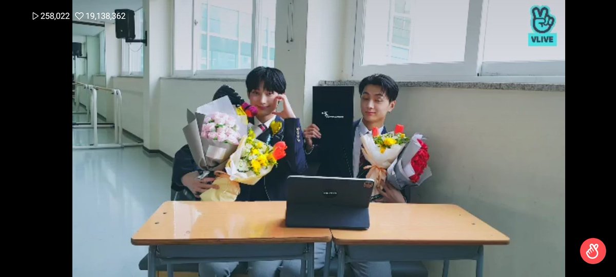 alynkwon's tweet photo. Congrats sunjay🤍🤍🤍

#sunjaygraduationday https://t.co/I3Ups8eYAl