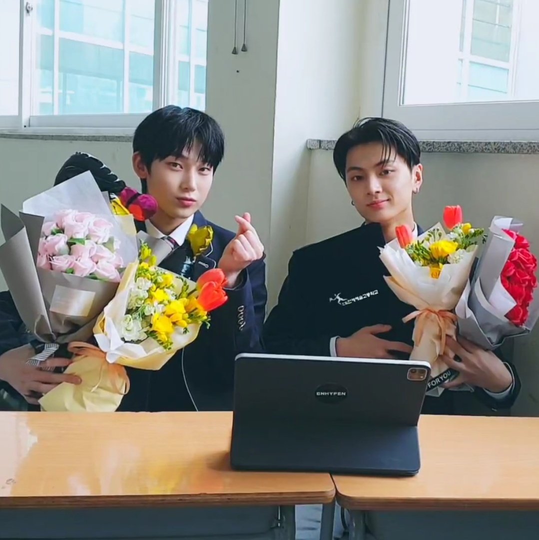 mixro_cosmo's tweet photo. cutiee #sunjaygraduationday #sunjay @ENHYPEN_members https://t.co/UnZJXE50yp