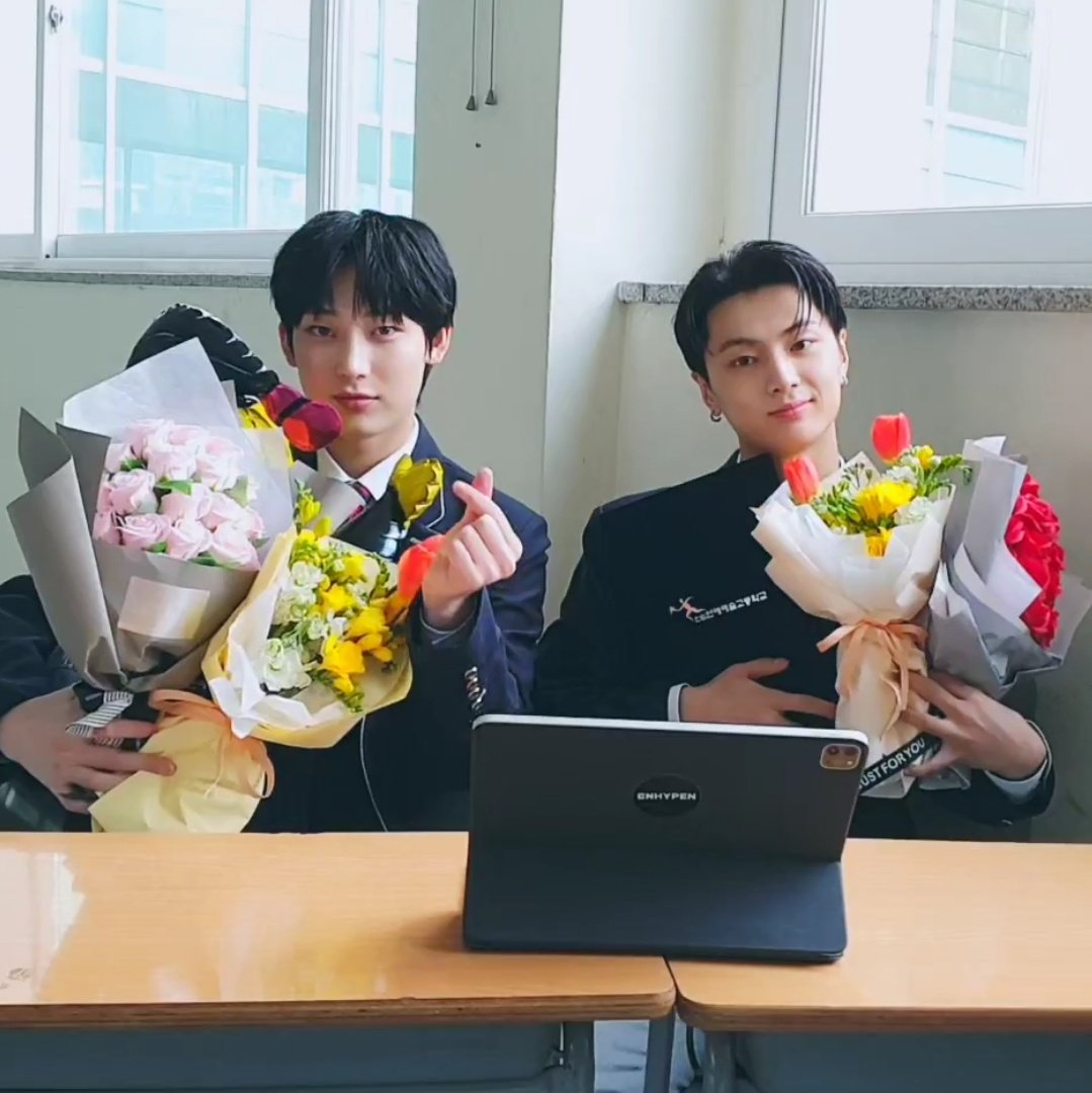 mixro_cosmo's tweet photo. cutiee #sunjaygraduationday #sunjay @ENHYPEN_members https://t.co/UnZJXE50yp