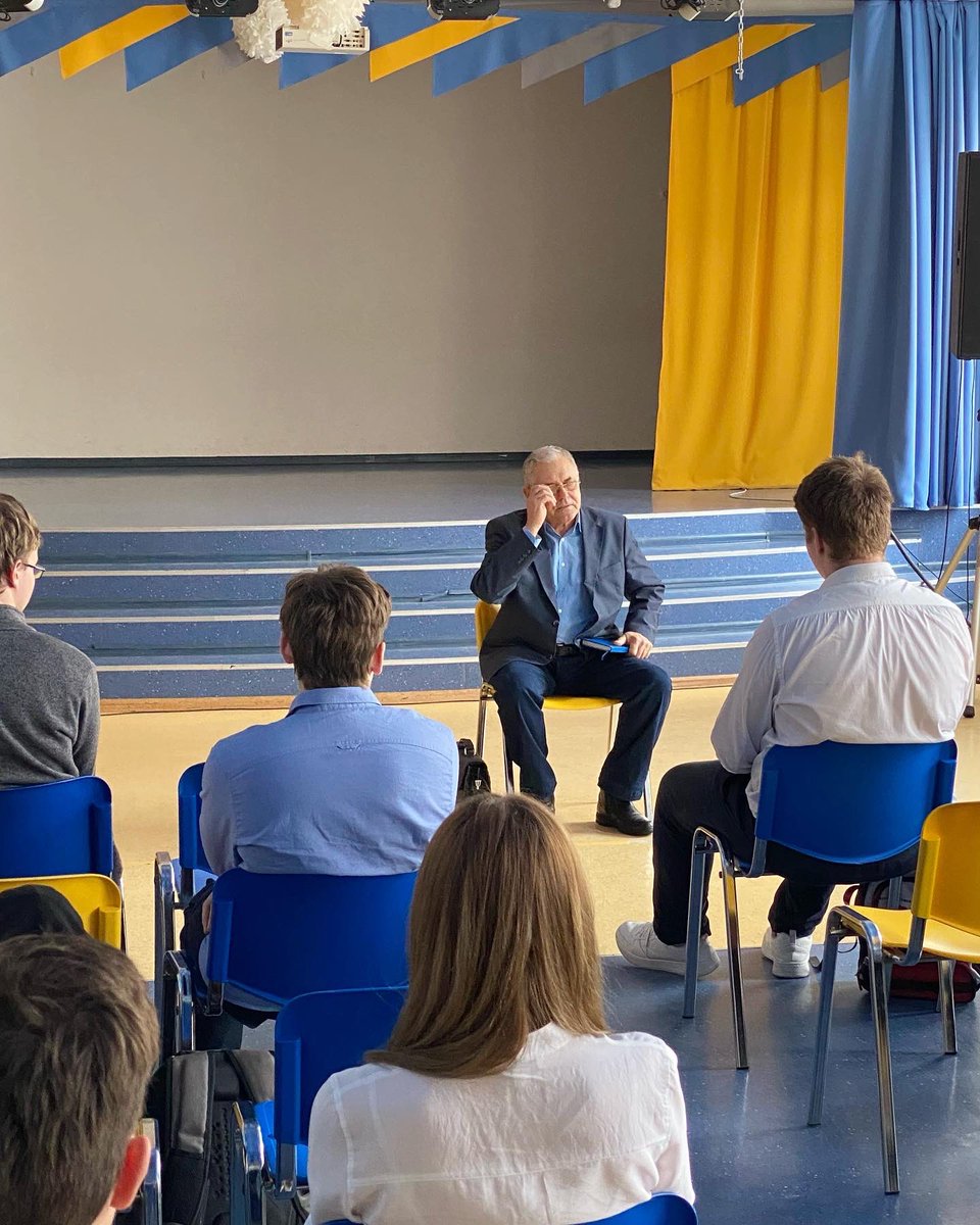 В рамках патриотического воспитания детей состоялась беседа ко Дню защитника Отечества, которую для старшеклассников провёл бывший сотрудник отдела по борьбе с организованной преступностью контрразведки СО Мурзинцев А.В., подполковник в отставке, ветеран подразделения «Вымпел».