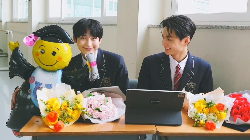 mixro_cosmo's tweet photo. the way jay looks at sunoo while smiling AAAAHHHHHHH #SUNOO #JAY #sunjay #sunjaygraduationday @ENHYPEN_members https://t.co/ToitHhkuL5