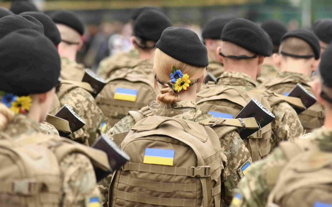 sandygap46's tweet photo. @ukraine_world Ukrainian female soldiers with sunflowers in their hair https://t.co/40fno6cZyq