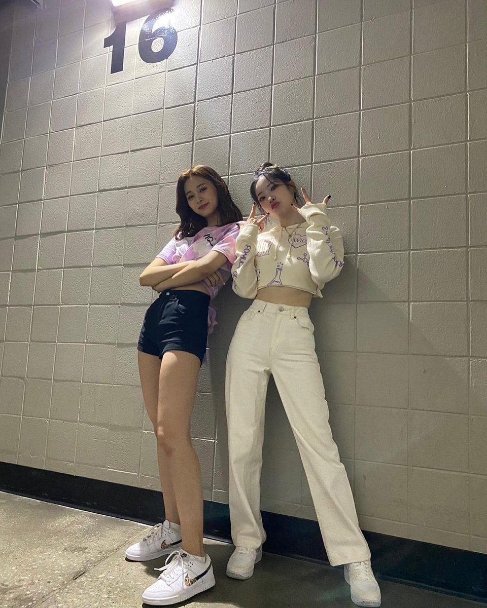 dahyun_support's tweet photo. [TWICETAGRAM] 220225 Tzuyu IG Update with Dahyun

Datzu!!! 🥰
🔗: https://t.co/n3xiaSvFAZ 

트와이스 다현 #DAHYUN #다현 #TWICE #트와이스 @JYPETWICE https://t.co/ctm1SI8GGM