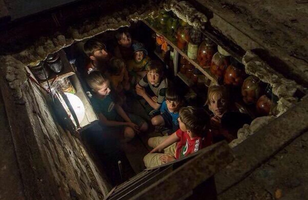 спускается в подвал. сидит в погребе. сидит в погребе. страшный погреб. дети донбасса в бомбоубежище.