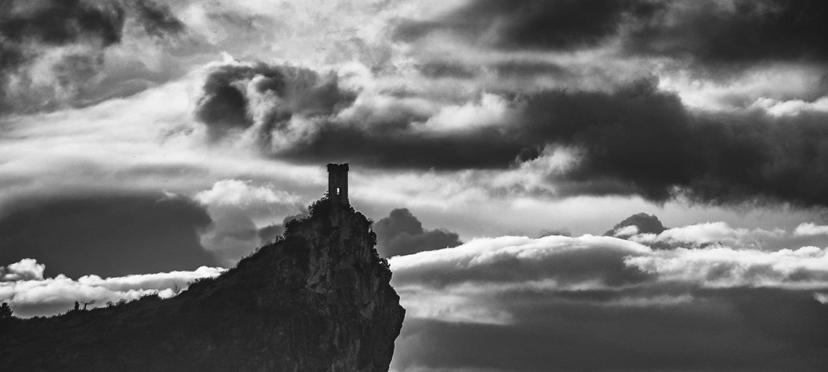 Pkostanzo's tweet photo. The sentinel #blackandwhitephotography #sentinel #tower #caprona #medieval https://t.co/sI0HAehOpR
