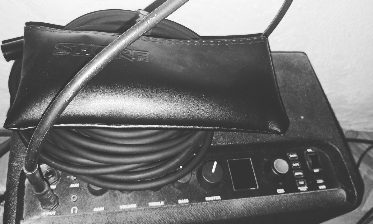 CrowStrings's tweet photo. Fender Instrument Cable, Pig Hog PHM25 XLR Cable, Shure SM57 Microphone, Fender Mustang LT-25 Amp...

#crowstrings #fender #pighog #shuremicrophones #blackandwhite #picture #music #musica #guitartheraphy #ukuleletherapy #fyp #fypシ #guitar #ukulele #ukelele #epiphone #sheraton https://t.co/U0fABM91o7