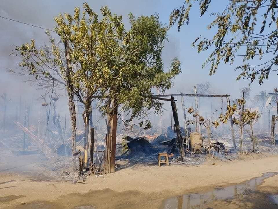 thinzashunleiyi's tweet image. May b a small house from a small town in a small village in a third world country Myanmar.
But we must remember it is still a house for a family that gave warmth & safety. Now each of them r burnt down in the entire Hnama Sayih village in Shwebo Tsp #Sagaing.
#2022Feb25Coup