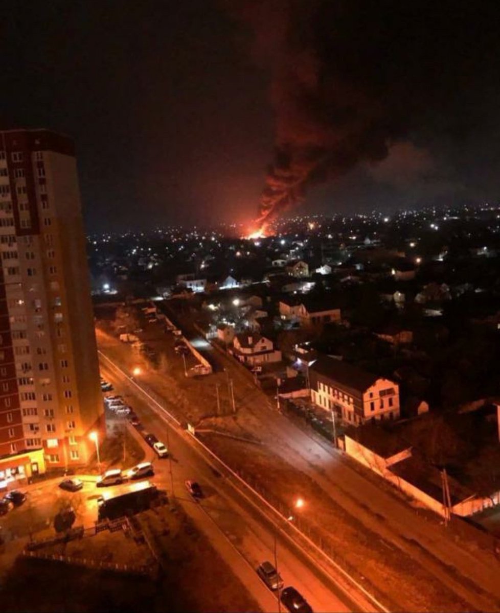 MundoAlerta2022's tweet photo. 🔴 #Ucrania | Putin ataca edificios civiles en Ucrania. Fuertes explosiones también en la capital. Hay heridos.

📸: Pravda Gerashchenko https://t.co/7uH4tsiFM6