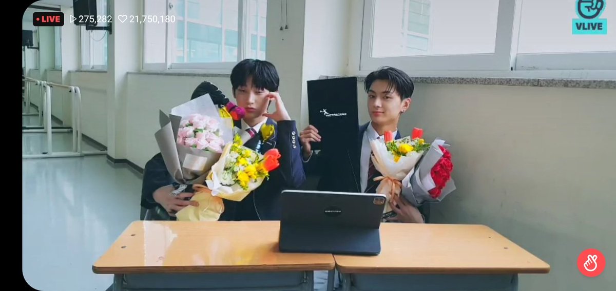 jngsng_20's tweet photo. SunJay V Live!!!🥺😭🥰♥️...
#ENHYPEN #ENHYPEN好きな人と繋がりたい #ENHYPEN交換 #ENHYPEN_SUNOO #ENHYPEN_JAY #sunjay #sunjaygraduationday https://t.co/NzThkb7LS5