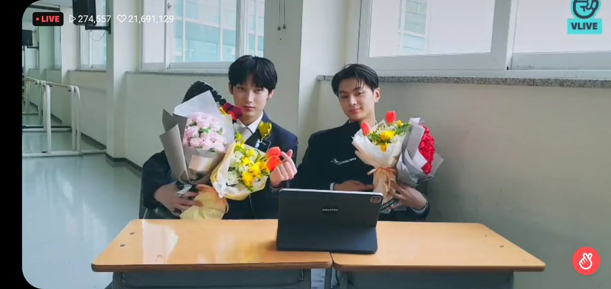 jngsng_20's tweet photo. SunJay V Live!!!🥺😭🥰♥️...
#ENHYPEN #ENHYPEN好きな人と繋がりたい #ENHYPEN交換 #ENHYPEN_SUNOO #ENHYPEN_JAY #sunjay #sunjaygraduationday https://t.co/NzThkb7LS5