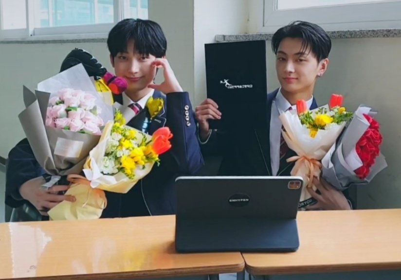 w0nnie_yang's tweet photo. capture time πΈ #sunjaylive #SUNOO #JAY #enhypen_sunjay #ENHYPEN https://t.co/pvYabE0Eap