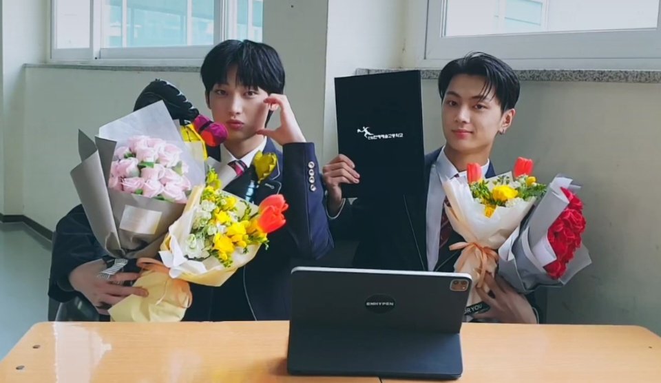 w0nnie_yang's tweet photo. capture time πΈ #sunjaylive #SUNOO #JAY #enhypen_sunjay #ENHYPEN https://t.co/pvYabE0Eap