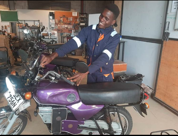bodawerk's tweet photo. Riding into the future! 

Talking of  'smart transportation @bodawerk  #EBoda runs more than 100km before the battery runs out and it can be charged using solar power. 4-speed Gearbox &amp; 250kg load capacity. 

#TransportFriday #EMobility #circulareconomy #innovation #BUBU #Uganda https://t.co/AJ9EiAP0Zq