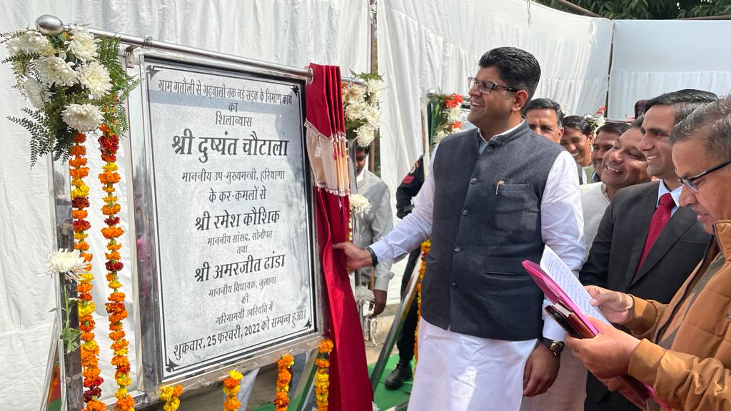 Dchautala's tweet photo. हमारा लक्ष्य रह��� है कि हम अपने ग्रामीण क्षेत्र में सड़कों आदि की परेशानियों को प्राथमिकता से हल करें. आज जींद में 120 करोड़ रूप��े की लागत से होने वाले विकास कार्यों को गति प्रदान की... https://t.co/cvB1PeQGrP