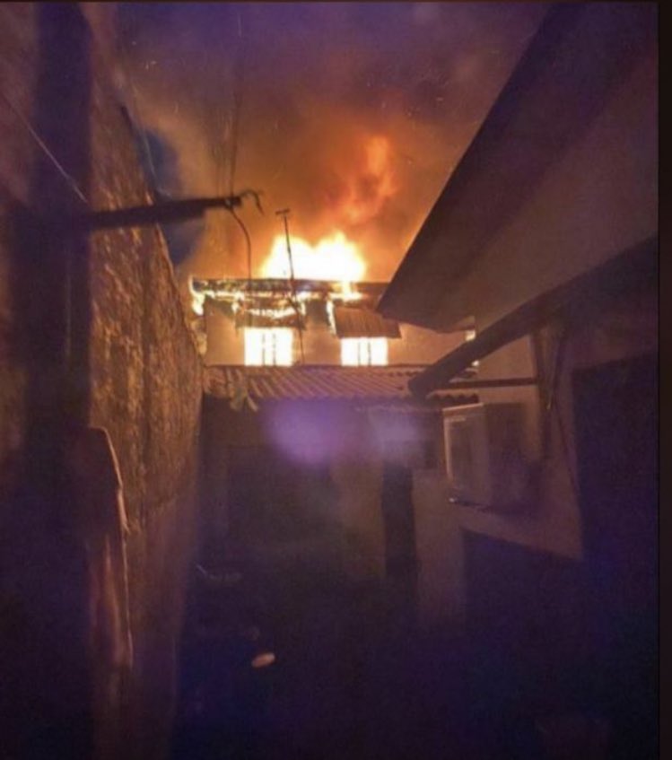 celeste_fficiel's tweet photo. #Kinshasa
Au milieu de cette nuit Dans la commune de kalamu quartier matonge un incendie emporte toute une famille 💔😭( les deux parents et leurs 3 enfants) 🕊🕯 https://t.co/YM6k29SLbn