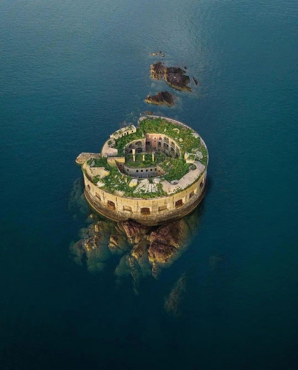 حصن قديم على جزيرة صغيرة في ويلز 🏴󠁧󠁢󠁷󠁬󠁳󠁿