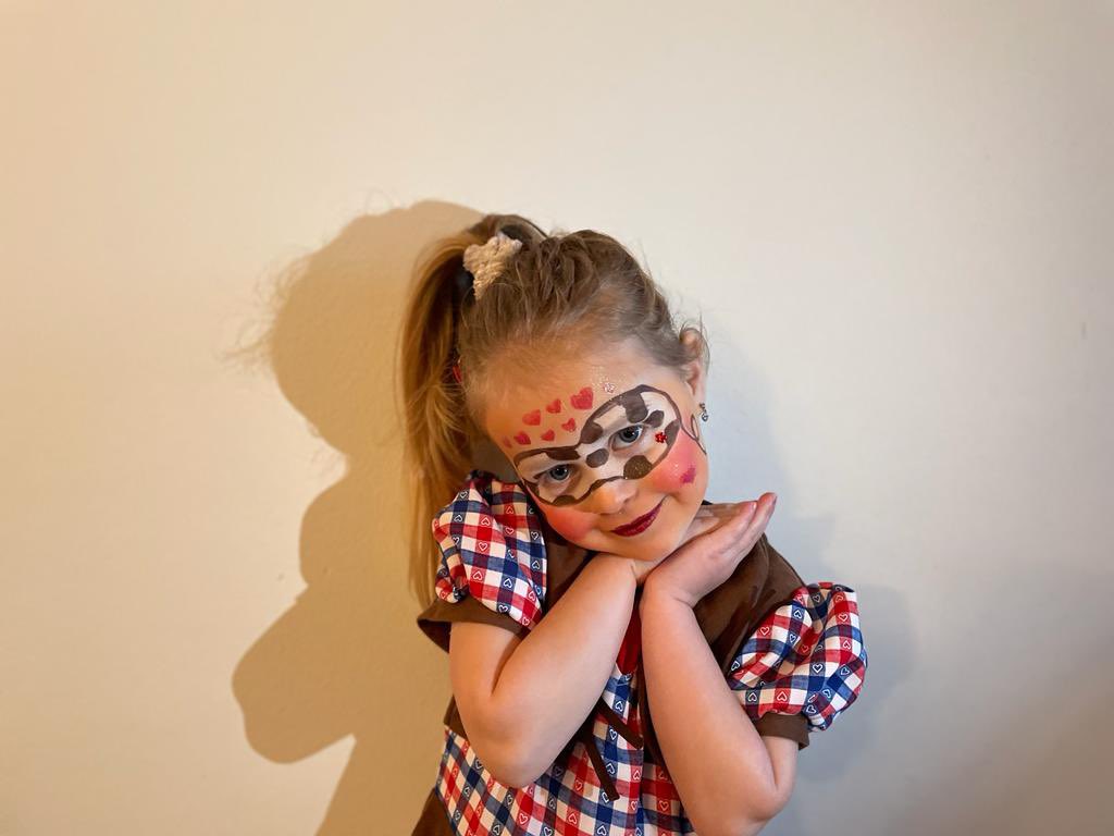 Voor iedereen die nog steeds denkt dat #vastelaovend / #carnaval draait om veel zuipen en je aanstellen…..het is iets dat is aangeboren en betekend ook vroeg opstaan en keihard werken. #vastelaovendsjnuutjes. Bedankt supermama <a href="/Babs_Beucken/">Babs Van Den Beucken</a> veel plezier op school schatjes