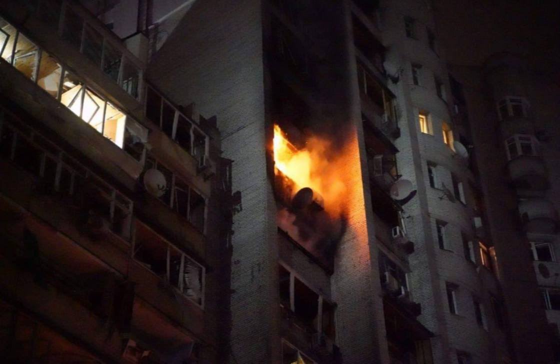 lamiTWO's tweet photo. morning guys

this is Kyiv - capital of ukraine, at night

russian military attacked innocent people 

and they will probably keep attacking the city https://t.co/mbJBfpUwdN