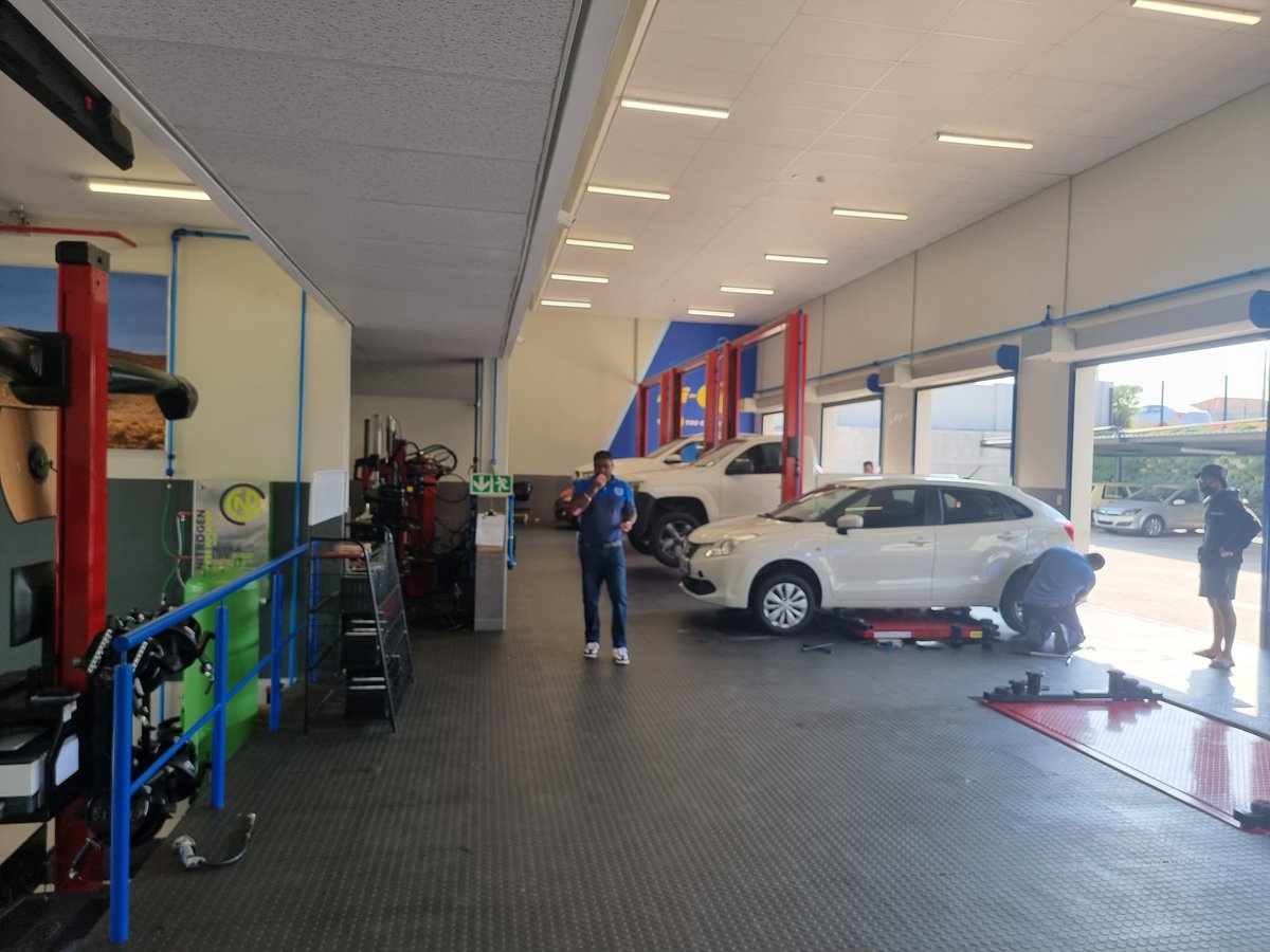 Mr_Ndash's tweet photo. Hi Guys ,  a friend of mine has Opened  a Hi Q Tyre Shop in Midrand by Waterfall Ridge off Allendale centre of Food Lovers next to BMW Midrand . It's a 100% black owned business and definitely needs your Support. Please pass by for quotes of tyres,  Alignment and rims .#Retweet https://t.co/q7LakwRk3M