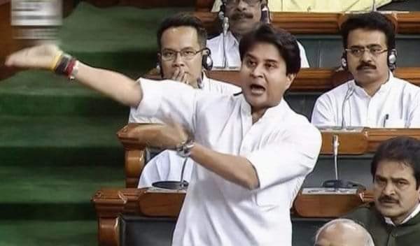 Profdilipmandal's tweet photo. बेचारे सिंधिया बिना प्लेन के उड्डयन मंत्री हैं। मोदी के पास दो बड़े प्लेन हैं। वे देंगे नहीं। कहाँ से लाएँ प्लेन? https://t.co/EbpaKjk2OQ