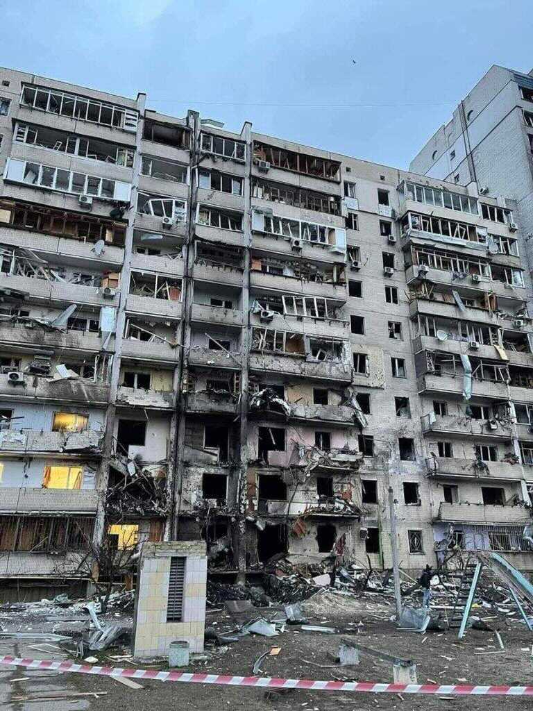 KyivIndependent's tweet photo. A residential building in Kyiv after a massive fire caused by an intercepted Russian air attack last night.

📸Andriy Tsaplienko https://t.co/mWMUmcnuPG