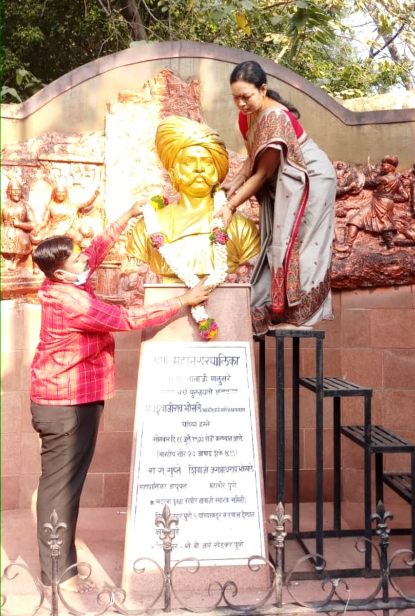 sunitawadekar18's tweet photo. शुरवीर सुभेदार तानाजी मालुसरे यांची आज पुण्यतिथी. त्यांच्या पुण्यतिथीनिमित्त न.  ता. वाडी, शिवाजीनगर येथील त्यांच्या अर्धाकृती पुतळ्यास पुण्यनगरीच्या उपमहापौर मा सौ सुनिताताई परशुराम वाडेकर यांनी पुष्पहार अर्पण करून अभिवादन केले. याप्रसंगी सर्व मान्यवर उपस्थित होते. https://t.co/OsObk2FF6c