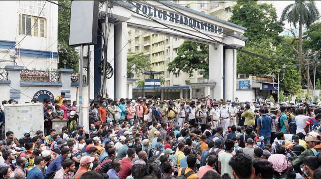 ProsenjitSaha39's tweet photo. We want @KolkataPolice &amp; @WBPolice 2022 new Recruitment as soon as possible 🙏 with 2 years age relaxation.

@MamataOfficial  @jdhankhar1 

#WAKE_UP_KP_CONSTABLE 

#KP_CONSTABLE_NEW_VACANCY https://t.co/z1gLWSO3WI