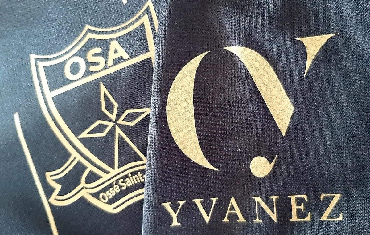 osa35410's tweet photo. 🤩 Nouveau jeu de maillots seniors !

📸 Photo d’équipe avec la nouvelle tenue à venir dimanche…

🤝 Un grand merci à notre partenaire, le Cabinet Yvanez Immobilier à Châteaugiron. https://t.co/6SBPefxAfv