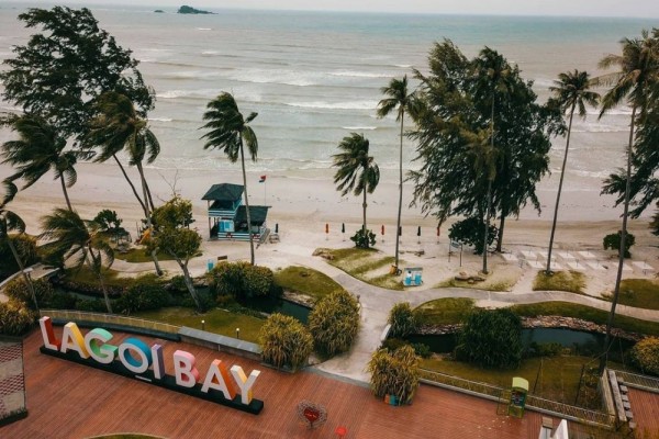 indotourism's tweet photo. The natural beauty of Bintan Island in Riau Archipelago does not need to be doubted. Almost every day the island is filled with domestic and foreign tourists. One of the most popular destinations is #LagoiBay.
📌Desa Sebong Lagoi, Kecamatan Teluk Sebong, Bintan, Kepulauan Riau https://t.co/bHU1KPSNkU